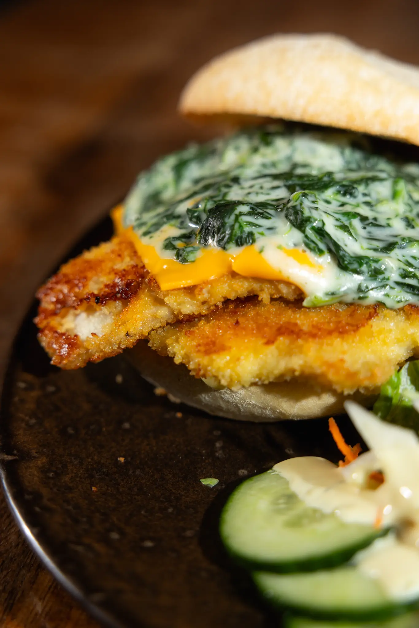 Un burger de la maison, servi avec frites